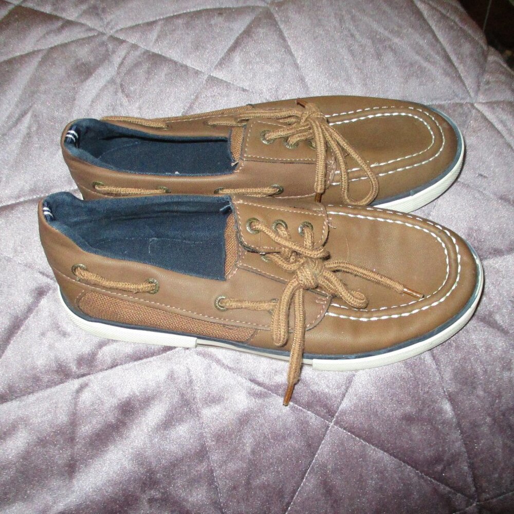 nautica boys boat shoes  brown sz 4 hardly worn